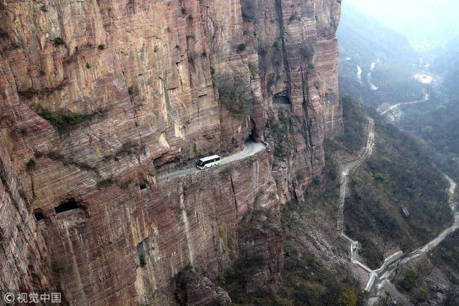 航拍河南绝壁公路 Running on the edge of the cliff
