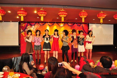 A New Year party held by China.org.cn in January 2010. Extensive Reading Lesson 112