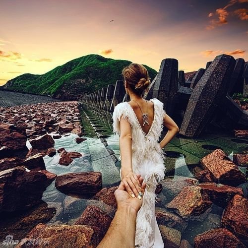 牵着男友环游世界的 “背影女神”要嫁了